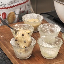 Llenar hasta ¾ de la altura con la masa. Hornear a 350°F (175°C) de 22 a 25 minutos o hasta que al insertar un palillo de madera este salga limpio. Dejar enfriar en los moldes 5 minutos antes de desmoldarlos con la ayuda de un cuchillo.