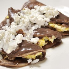 Servir bañadas con un poco de crema, queso fresco desmenuzado y cebolla picada. S 2334 1475633414