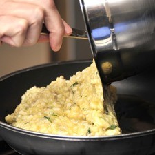Calentar bien y colocar la mezcla, dar la vuelta una vez cocinada por ambos lados.