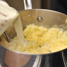 Agregar la leche y calentar. Mezclar bien con la cuchara hasta incorporar, puede requerir más leche si las papas son muy grandes. Sazonar con sal y pimienta y continuar cociendo hasta obtener la consistencia adecuada.