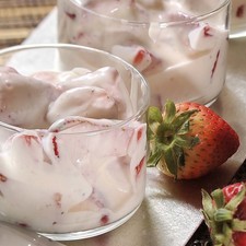 Servir frío como postre en platitos individuales.