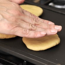 Cocer sobre el comal a fuego medio. Primero por un lado y después voltear con una pala para cocer por el otro.