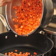 Freír las papas y zanahorias ya remojadas en la salsa en una sartén con aceite y reservar.