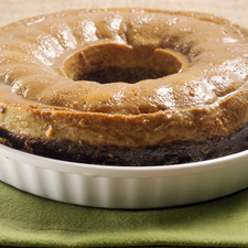 El pastel de chocolate quedará en la parte de abajo y el flan arriba. Refrigerar y servir como postre.