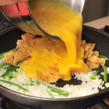 Añadir los huevos batidos, continuar cociendo un par de minutos sin agitar demasiado hasta que el huevo esté cocido.