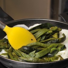 Agregar las rajas de chile, mezclar un poco para que tomen sabor.
