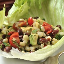 Servir sobre hojas de lechuga orejona.