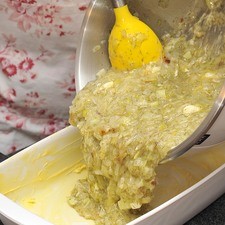 Colocar la mezcla en el refractario y espolvorear el queso parmesano. Hornear a 350 °F (180 ° C) durante 40 minutos hasta que el queso esté dorado.
