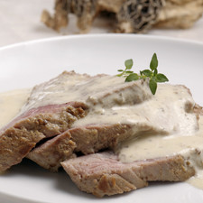 Cortar en medallones y servir acompañado de arroz blanco y verduras al vapor.