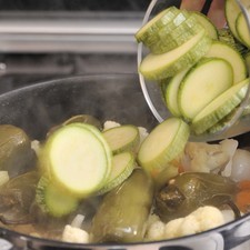Añadir las calabacitas y cocer 3 minutos más.