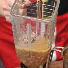 Preparación de la salsa: Cocer las vísceras del pavo (pescuezo, corazón, hígado, riñones) en agua con sal, un acucharadita de estragón y 5 hojitas de laurel durante 45 minutos. Dejar enfriar todo, desmenuzar toda la carne del pescuezo y colocarla en el vaso de la licuadora junto con el resto de las vísceras. Moler todo junto con el caldo en que se cocieron y el jugo que queda del cocimiento del pavo, tendiendo cuidado de remover las hojas de laurel