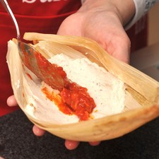 Colocar sobre el centro de la masa una cucharada de pierna en salsa roja. Cubrir con otras dos cucharadas de masa y envolver como tamales. Si gusta, puede amarrar los tamales con tiritas de las mismas hojas de elote. S 2408 1475633335