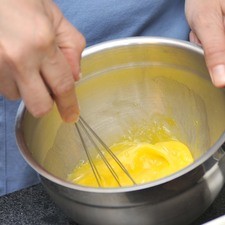 En un tazón, batir ligeramente los huevos.
