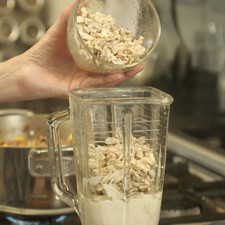Para la nogada, licuar la crema, la nuez de castilla, el azúcar, el queso crema y el queso de cabra en la licuadora. Continuar licuando y a través del tapón de la licuadora agregar leche suficiente hasta obtener la consistencia deseada, agregar la copita de jerez y licuar un poco más para que se mezcle.