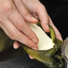 Rellenar los otros dos chiles con rebanadas de queso panela.