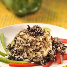 Servir adornado con rebanadas de chiles morrón y arroz silvestre.