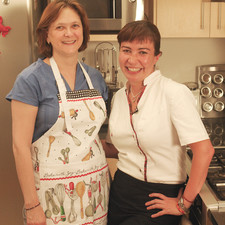 Sonia Ortiz y la chef Lucero Soto del restaurante Lu en Morelia, Michoacán