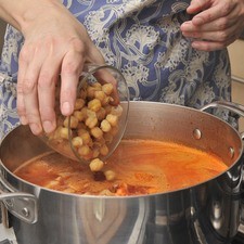 Añadir los garbanzos y las ramitas de epazote. Sazonar con sal y continuar cociendo 15 minutos más.