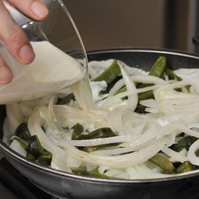Agregar la leche, la crema y sal al gusto. Seguir calentando para que suelte sabor durante 10 minutos.