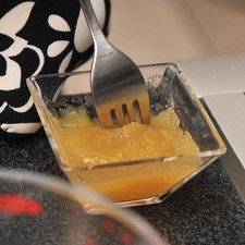 Proceder a preparar las gelatinas de fruta. Importante notar que la única fruta que no se puede usar es la piña porque no cuaja. Exprimir las naranjas para la de naranja, los limones para la de limón y moler las fresas con un poco de agua en la licuadora para la de fresa. Se necesitarán 1 ½ tazas de jugo de fruta para cada sabor de gelatina, si hiciera falta, agregar un poco de agua. Hidratar un sobre de grenetina de 7 gramos en ¼ de taza de cada jugo y dejar reposar 5 minutos.
