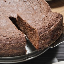 Servir frío, puede embetunarse con betún de chocolate, de vainilla o simplemente espolvorearse con azúcar pulverizada.