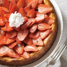 Cubrir con las fresas en rebanadas y refrigerar durante al menos 2 horas. Servir en rebanadas y guardar el pastel sobrante en refrigeración.