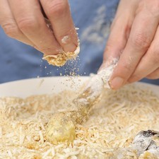 Mezclar el coco rallado con el pan molido en un plato extendido y después revolcar en el pan molido con coco.