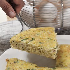 Servir en rebanadas acompañada de una ensalada verde. Se sirve como plato fuerte o como entrada.
