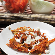 Servir en platos individuales, con un chopito de crema, cebolla picada y espolvoreados con queso fresco.