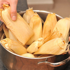 Colocar una capa de hojas de tamal en la parte baja de la vaporera. Colocar los tamales parados, recargados uno sobre otro dentro de la vaporera formando una pirámide. Cocer al vapor durante aproximadamente una hora y media o dos hasta que se desprendan de la hoja. S 2488 1475633012
