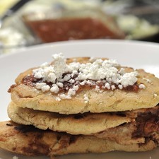 Al servir, bañar con salsa al gusto y espolvorear con el queso.