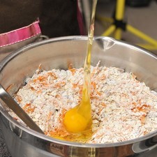 Agregar el huevo, el extracto de vainilla y el aceite vegetal. Mezclar bien con una cuchara de madera hasta incorporar.