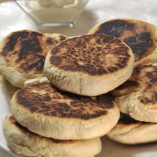 Servir calientes, solas o acompañadas de mantequilla y mermelada.
