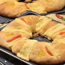 Precalentar el horno a 300° F (150° C) y hornear cada rosca durante 20 a 30 minutos hasta que esté dorada. Servir en rebanadas.