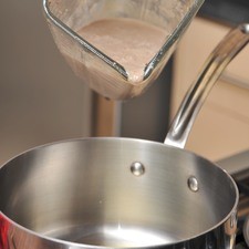 Sofreír la salsa en un poco de aceite de oliva y sazonar con sal y pimienta al gusto.
