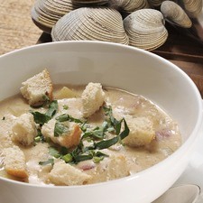 Servir bien caliente espolvoreada de perejil picado y acompañada cubitos de pan bolillo tostado.