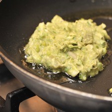 Amasar en forma de tortitas y freír en una sartén con aceite de oliva un par de minutos por cada lado.