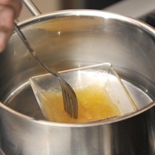 Poner a baño maría la grenetina hidratada, mezclar constantemente hasta que se disuelva, la mezcla no debe hervir.