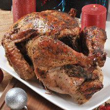 Servir el pavo rebanado, bañado con la salsa y acompañado de ensalada de manzana, arroz, puré de papa y relleno.