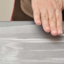 Si la charola para galletas no tiene teflón, forrar bien con papel encerado y engrasar con un poco de manteca.