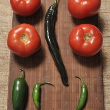 4 jitomates 2 chiles serranos 1 chile chilaca 1 chile jalapeño Sal al gusto