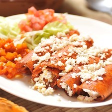 Servir 4 o 5 enchiladas en cada plato con papas y zanahorias como guarnición. Acompañar con lechuga y jitomate picados.