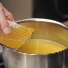 Calentar el resto de cada jugo y agregar 4 cucharadas de azúcar para el de naranja igual que para el de fresa. Al de limón, añadirle 8 cucharadas. Agregar la grenetina disuelta a cada jugo y mezclar. Dejar enfriar.