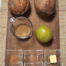 1 pieza de Naranja Canela en polvo 1/4 taza de Azúcar morena 1 pizca de Nuez moscada en polvo 1 cucharada de Mantequilla 2 piezas de Camote