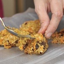 Colocar una cucharada de mezcla con separación suficiente entra cada una, pues las galletas se van a expandir hacia un lado. Hornear durante 15 a 20 minutos hasta que las orillas se vean doradas.