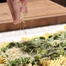 Servir la pasta mezclada con el pollo en salsa de espinacas y espolvoreada con queso parmesano. S 2577 1475632814