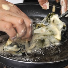 Poner a calentar suficiente aceite un una sartén honda. Pasar los chiles por la mezcla de huevo batido y ponerlos a freír en el aceite hasta que el batido de vea dorado.