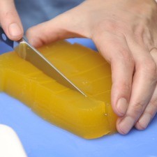 Colocar la gelatina sobrante de cada sabor en un recipiente dentro del refrigerador. Una vez cuajada se puede cortar en cubos pequeños para decorar el platón con los huevos.