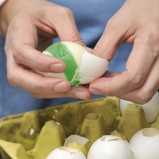 Desmoldar los huevos rompiendo el cascarón y retirándolo.