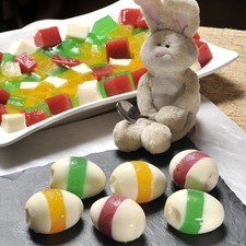 Colocar la gelatina picada sobre un platón y sobre ella los huevos.